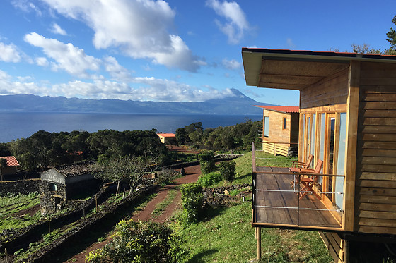 Duas noites em Bungalow com pequeno-almoço para 2 em Intact Farm Resort em Velas (Açores)