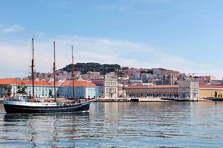 Passeio de barco ao pôr do sol no Rio Tejo + Mimo gastronómico para 2 | Veltagus - Lisboa