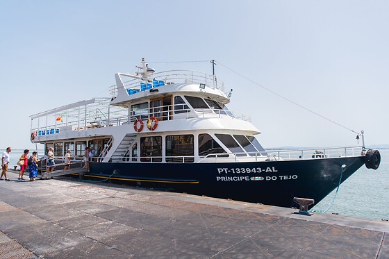 Passeio de barco ao pôr do sol no Rio Tejo + Mimo gastronómico para 2 | Veltagus - Lisboa