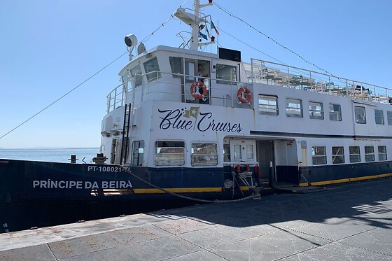 Passeio de barco ao pôr do sol no Rio Tejo + Mimo gastronómico para 2 | Veltagus - Lisboa
