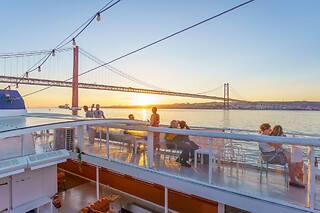 Passeio de barco ao pôr do sol no Rio Tejo + Mimo gastronómico para 2 | Veltagus - Lisboa