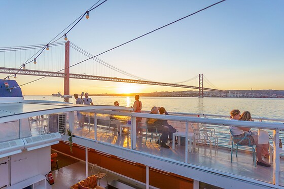 Passeio de barco ao pôr do sol no Rio Tejo + Mimo gastronómico para 2 | Veltagus - Lisboa