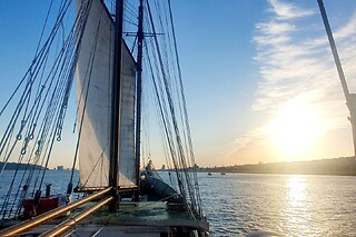 Passeio de barco ao pôr do sol no Rio Tejo + Mimo gastronómico para 2 | Veltagus - Lisboa
