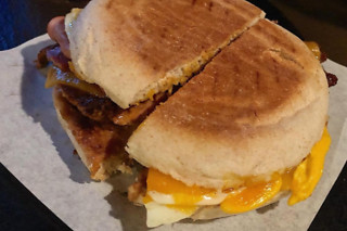 Um almoço ou jantar em El Train - Carruagem Bar (Caxias)