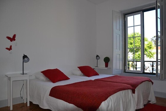 Uma noite em quarto duplo deluxe para 2 em Hostel Rossio Alcobaça (Leiria)