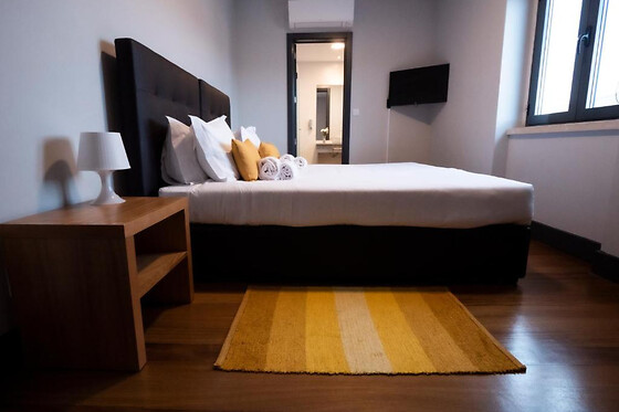 Estadia com pequeno-almoço + Aula de Surf para 2 na Costa da Caparica | Villa Caparica Hostel