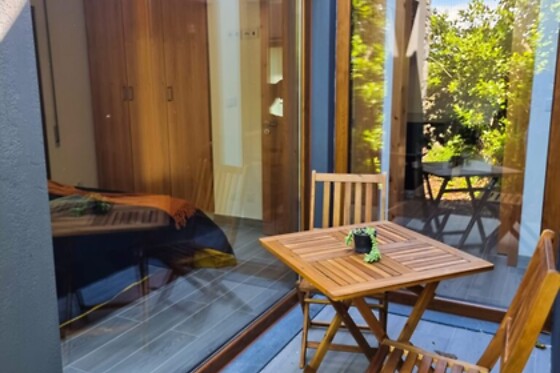 Uma noite em casa ecológica com pequeno-almoço para 2 adultos e 1 criança em Quinta do Abacate Glamping Park em Angra do Heroísmo (Açores)