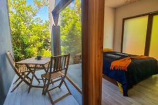 Uma noite em casa ecológica com pequeno-almoço para 2 adultos e 1 criança em Quinta do Abacate Glamping Park em Angra do Heroísmo (Açores)