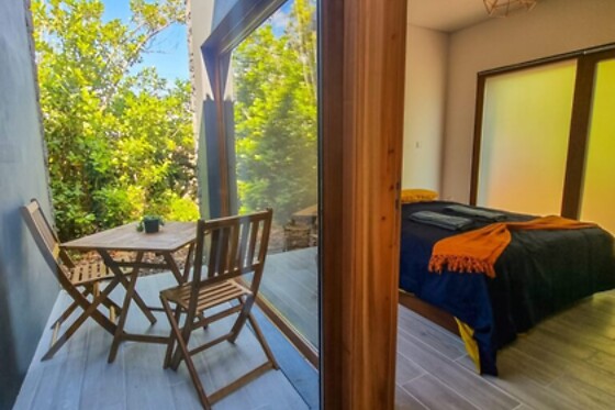 Uma noite em casa ecológica com pequeno-almoço para 2 adultos e 1 criança em Quinta do Abacate Glamping Park em Angra do Heroísmo (Açores)