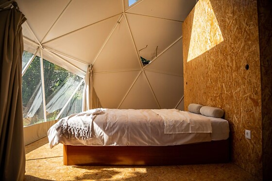 Uma noite em Dome ou Cocoon com pequeno-almoço para 2 em Quinta do Abacate Glamping Park em Angra do Heroísmo (Açores)