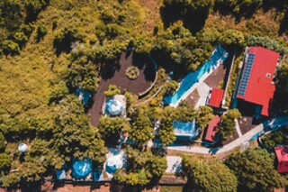 Uma noite em Dome ou Cocoon com pequeno-almoço para 2 em Quinta do Abacate Glamping Park em Angra do Heroísmo (Açores)