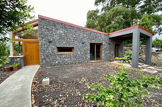 Uma noite em casa ecológica com pequeno-almoço para 2 adultos e 1 criança em Quinta do Abacate Glamping Park em Angra do Heroísmo (Açores)
