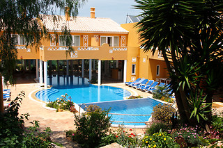 Uma noite em quarto duplo com pequeno-almoço para 2 em Hotel Rural Montinho D'Ouro*** em Lagos (Faro)