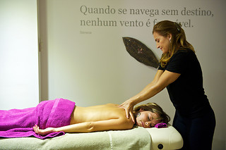 Uma limpeza de rosto com hidratação para 1 em Espaço Essências Day Spa e Terapias (Lisboa)