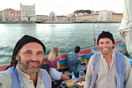 Passeio em barco tradicional à vela pelo Rio Tejo para até 12 pessoas em Tejoconvida (Lisboa)