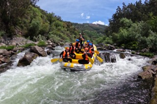 Cano-Rafting no Rio Paiva + Tour de jipe até à aldeia da Paradinha para 1 | NaTour Way