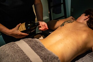 Massagem relaxante facial ou Massagem parcial nas costas para 1 | LX2 Clínica (Lisboa)