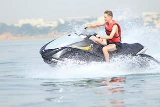 Passeio de mota de água para 2 em Nauticdrive Desportos Náuticos em Albufeira (Faro)