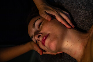 Massagem relaxante facial ou Massagem parcial nas costas para 1 | LX2 Clínica (Lisboa)