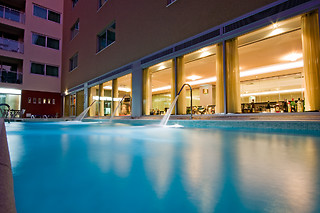 Uma noite em quarto duplo/twin com pequeno-almoço para 2 em Monte Gordo Hotel Apartamentos & Spa**** em Vila Real de Santo António (Faro)