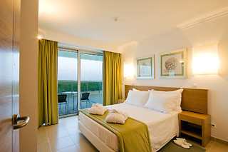Uma noite em quarto duplo/twin com pequeno-almoço para 2 em Monte Gordo Hotel Apartamentos & Spa**** em Vila Real de Santo António (Faro)
