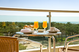 Uma noite em quarto duplo/twin com pequeno-almoço para 2 em Monte Gordo Hotel Apartamentos & Spa**** em Vila Real de Santo António (Faro)