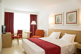 Uma noite em quarto duplo/twin com pequeno-almoço para 2 em Monte Gordo Hotel Apartamentos & Spa**** em Vila Real de Santo António (Faro)