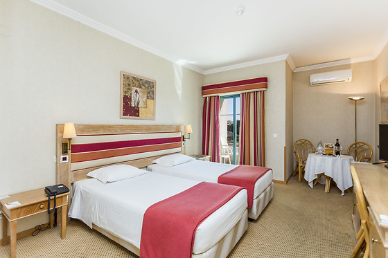 Uma noite com pequeno-almoço no Riviera Hotel 4*, em Carcavelos, Lisboa
