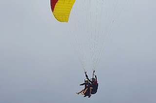 Voo de Parapente para 2 com a Gin Gliders Azores na Praia da Gralha (Leiria)