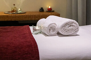 Massagem com pedras vulcânicas + Hidratação facial para 1 no Satsanga Wellness 4* Cascais (Lisboa)