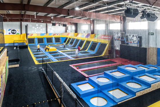 Atividade com trampolins: Entrada no Up Up Park para 1 adulto + 1 criança | Rio de Mouro