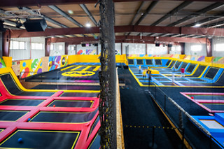Atividade com trampolins: Entrada no Up Up Park para 1 adulto + 1 criança | Rio de Mouro