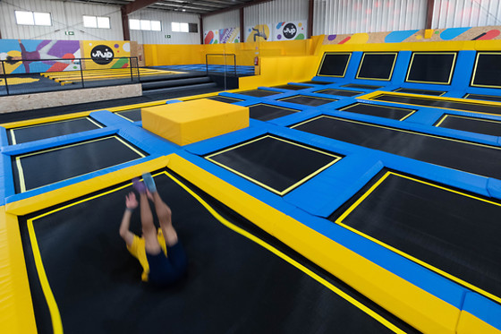 Atividade com trampolins: Entrada no Up Up Park para 1 adulto + 1 criança | Rio de Mouro