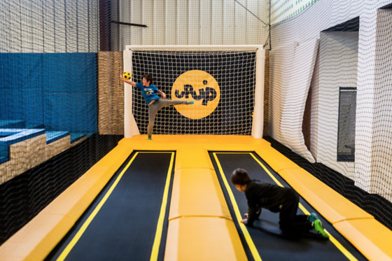 Atividade com trampolins: Entrada no Up Up Park para 1 adulto + 1 criança | Rio de Mouro