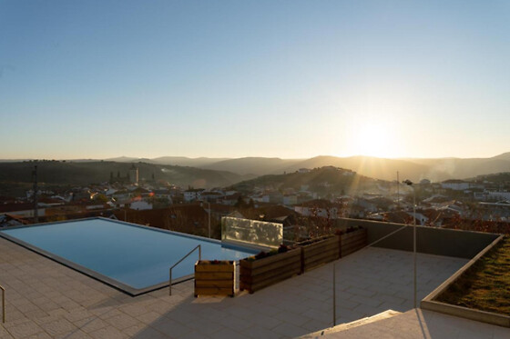 Uma noite em quarto duplo com pequeno-almoço para 2 no Hotel Freixo Douro Superior em Freixo de Espada à Cinta (Bragança)