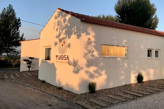 Uma noite em quarto duplo com pequeno-almoço para 2 em Tijosa Eco-House Camp em Ovar (Aveiro)