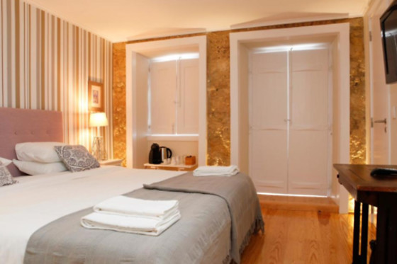 Uma noite em quarto duplo/twin com pequeno-almoço para 2 by Flores Guest House em Mem Martins (Lisboa)