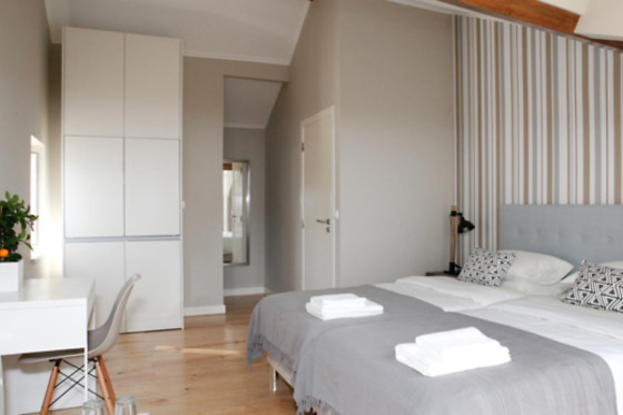 Uma noite em quarto duplo/twin com pequeno-almoço para 2 by Flores Guest House em Mem Martins (Lisboa)