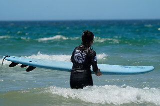 Uma aula de surf em grupo para 1 em West Locals Surf School (Setúbal)