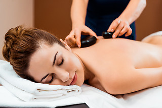 Massagem terapêutica ou Geotermal para 1 | Omega Beauty - Centro de Estética - Odivelas